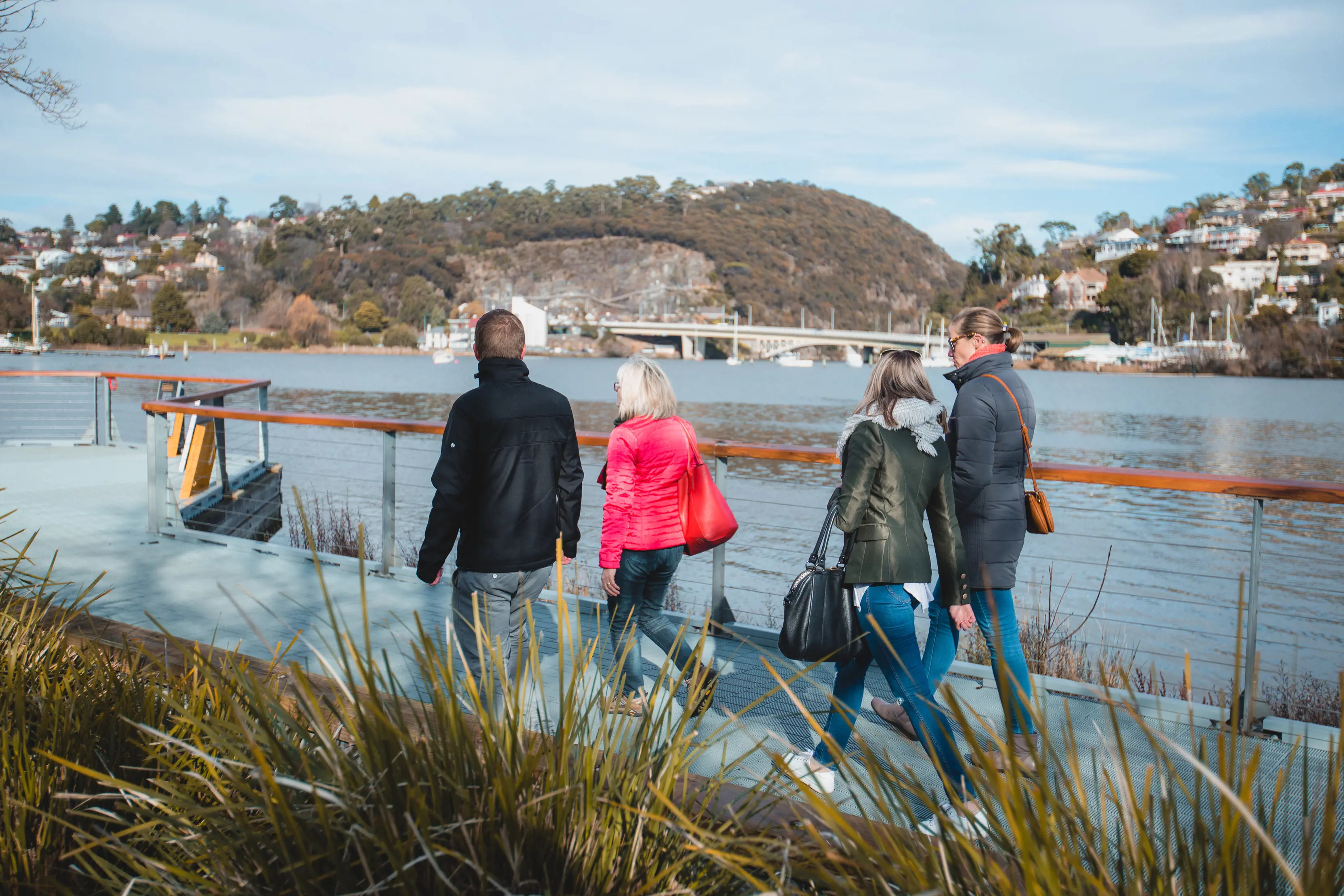 Walking along kanamaluka / River Tamar